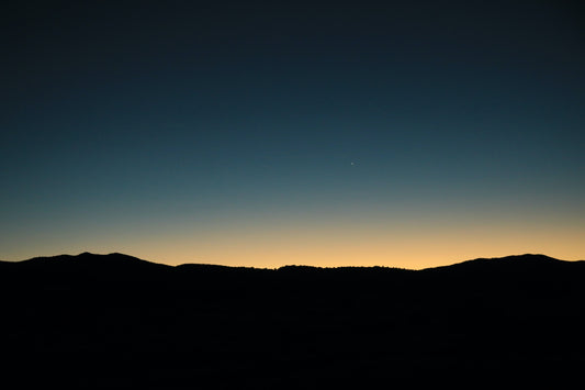 夜明けの山の画像