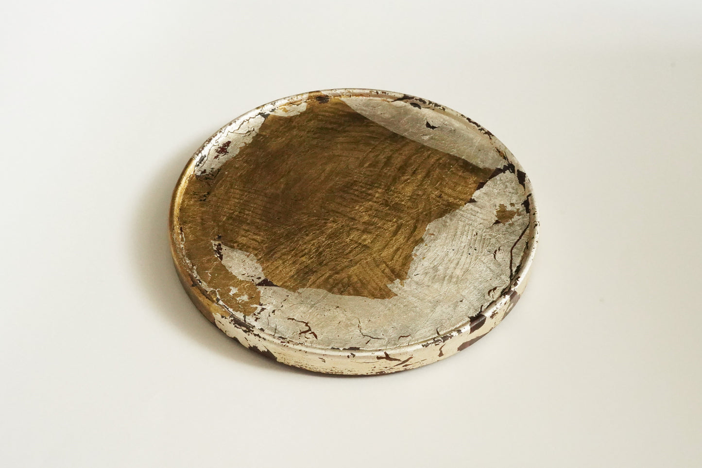 "Making the sashimi a luxury shop" Round edge rim plate 5 inch silver leaf pasted Sugi [Aya Morishita]